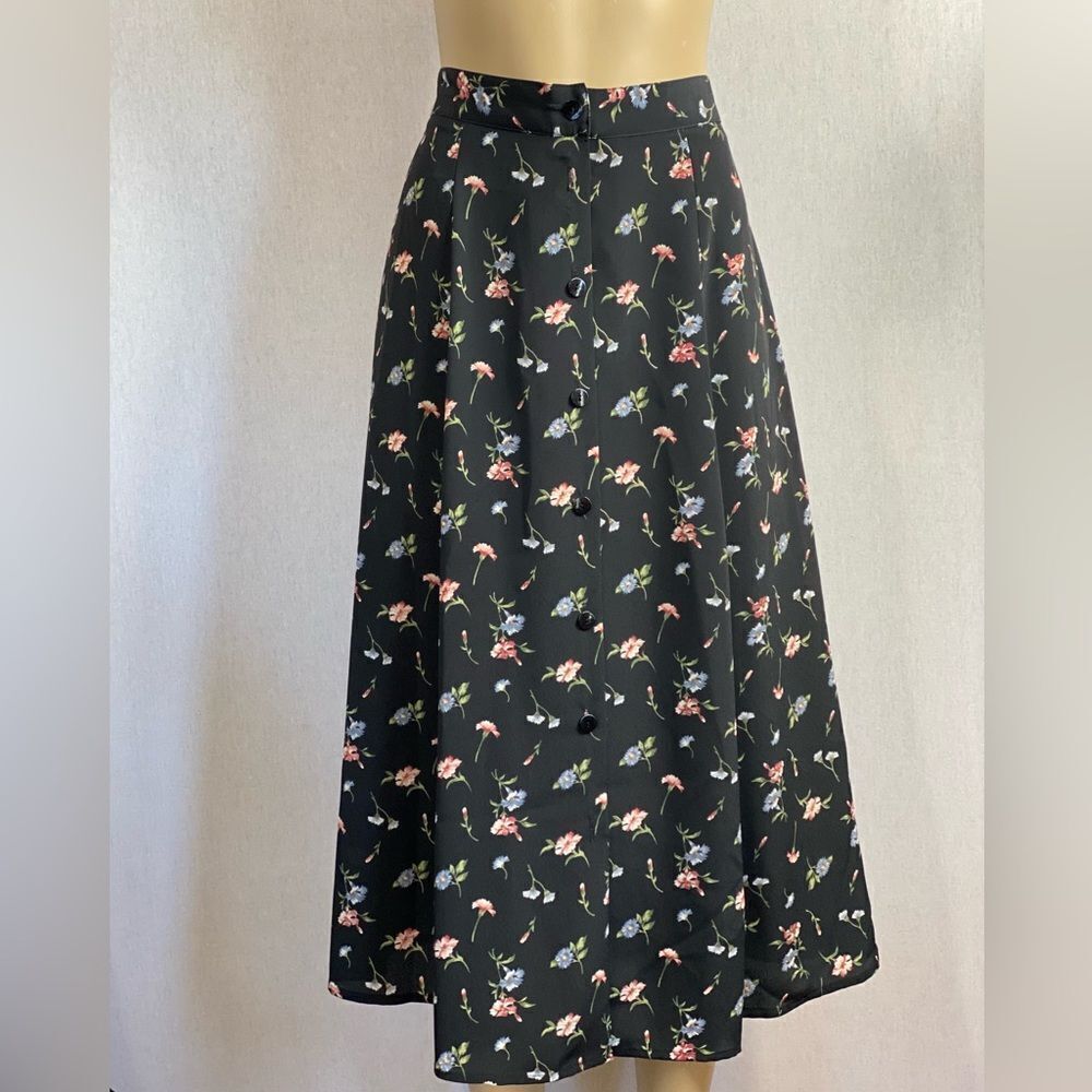 Women’s Black Floral Size 16 Skirt. Button Front. Great Condition.